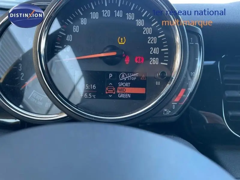 Vue rapprochée du tableau de bord d'une MINI Cabriolet 2023, affichant le compteur de vitesse et les modes de conduite.