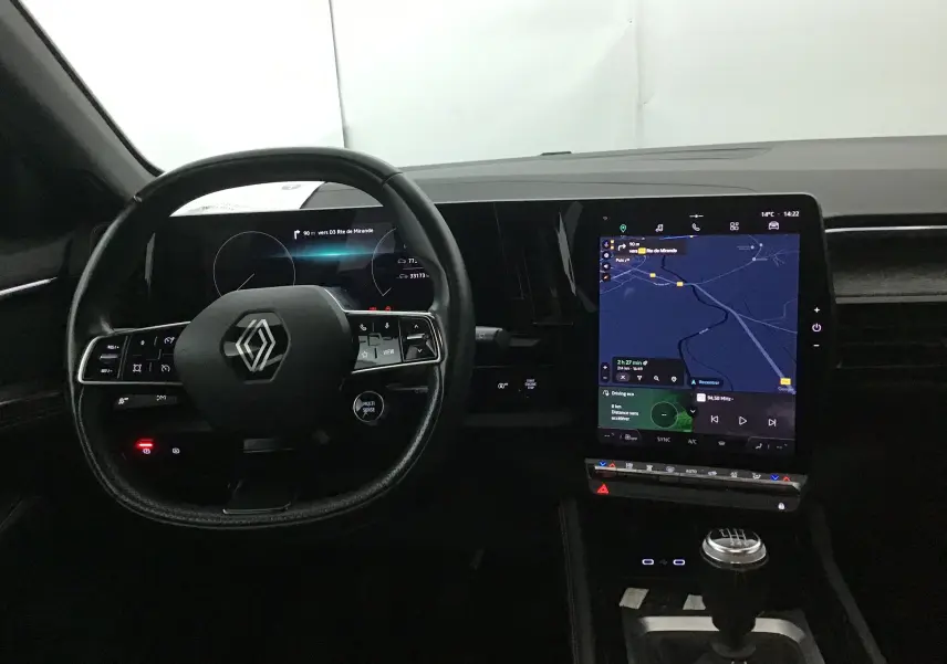 Intérieur du Renault Austral 2023, vue du poste de conduite avec tableau de bord numérique et écran tactile central allumé.