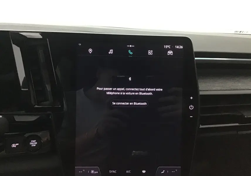 Écran tactile central du tableau de bord numérique 12,3'' du Renault Austral 2023, affichant la connexion Bluetooth.