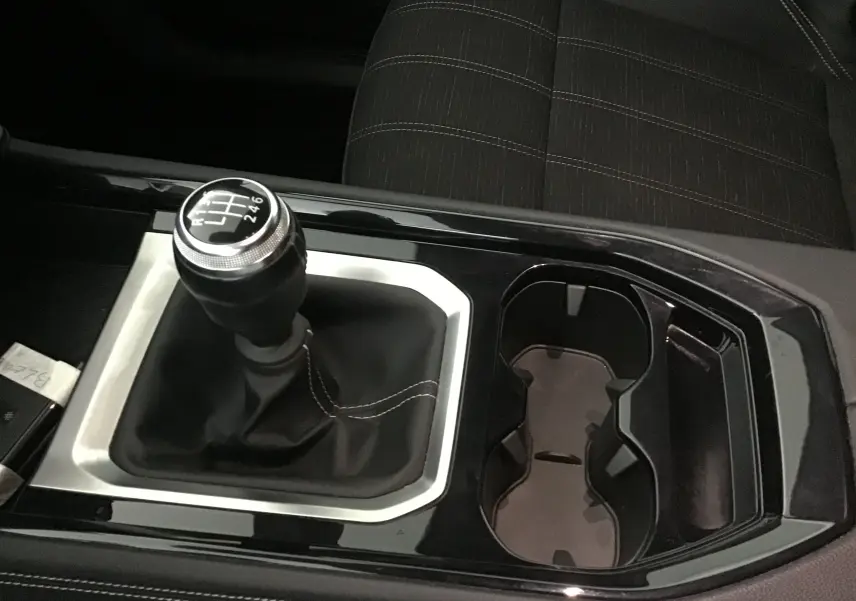 Le levier de vitesses manuel noir avec surpiqûres blanches dans la console centrale du Renault Austral 2023.