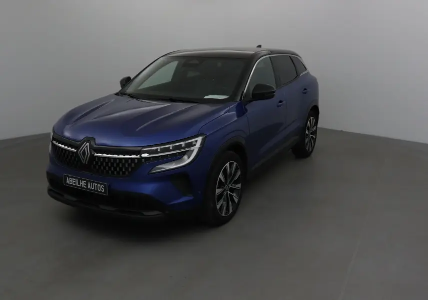 Renault Austral bleu Iron avec toit noir, vue 3/4 avant droit dans un studio neutre.