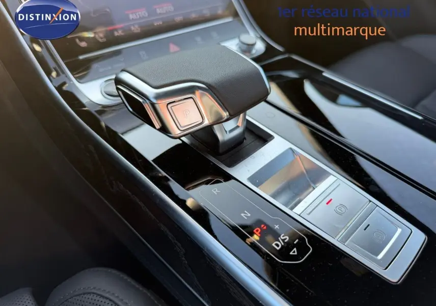 Le levier de vitesses automatique noir et argenté de l'Audi A8 2024 en gros plan intérieur.