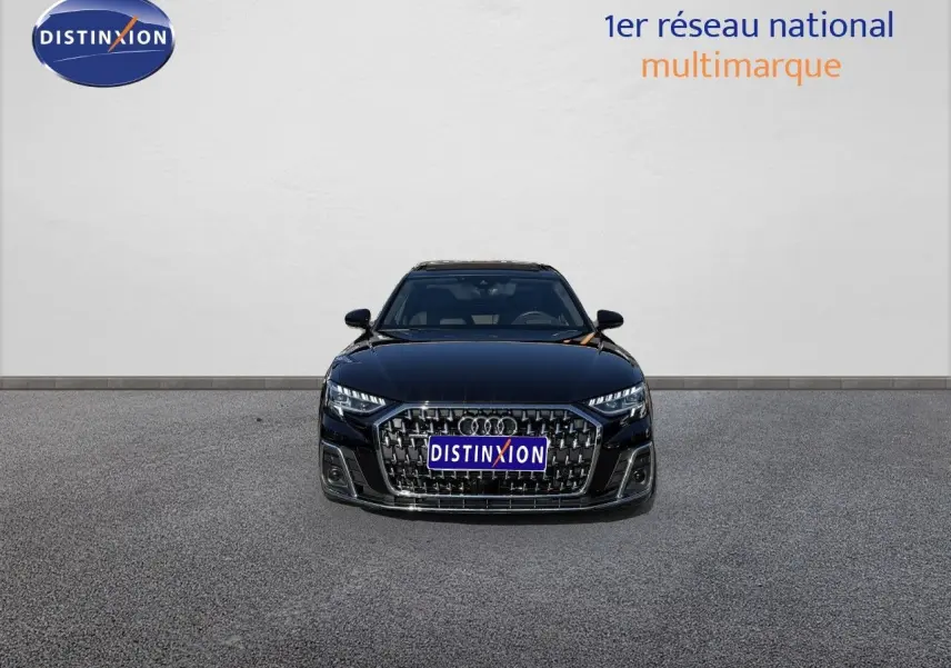 Vue frontale d'une Audi A8 noire Sebring Cristal 2024 avec calandre distinctive et phares LED allumés.