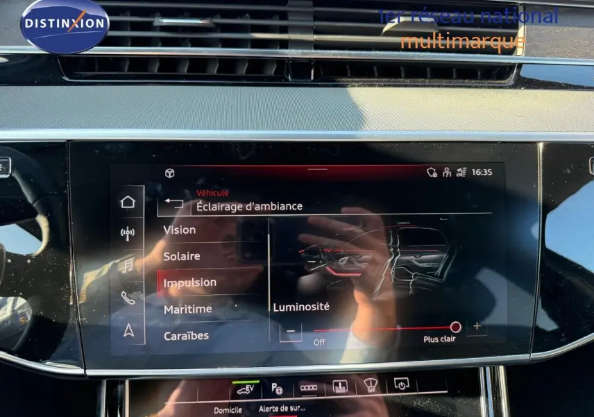 Écran tactile central de l'Audi A8 noir Sebring 2024 montrant les réglages d'éclairage d'ambiance intérieur.