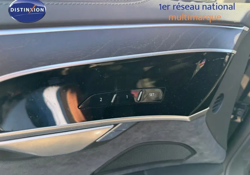 Détail de la porte côté gauche de l'Audi A8 2024 noire Sebring Cristal avec commandes de mémoire des sièges.