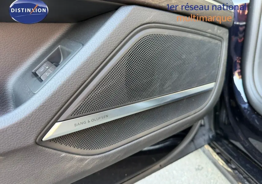 Gros plan sur la porte avant gauche noire Sebring Cristal d'une Audi A8 2024 avec enceinte Bang & Olufsen intégrée.