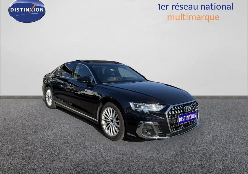 Audi A8 AVUS hybride noire Sebring cristal vue 3/4 avant, mettant en valeur sa calandre distinctive et ses jantes élégantes.