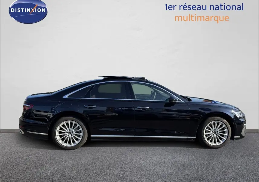 Profil côté gauche de l'Audi A8 AVUS noir Sebring cristal 2024, soulignant ses jantes alliage et lignes élégantes.