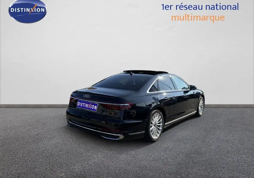 Audi A8 noir Sebring cristal vue 3/4 arrière droit avec jantes alliage et toit ouvrant panoramique.