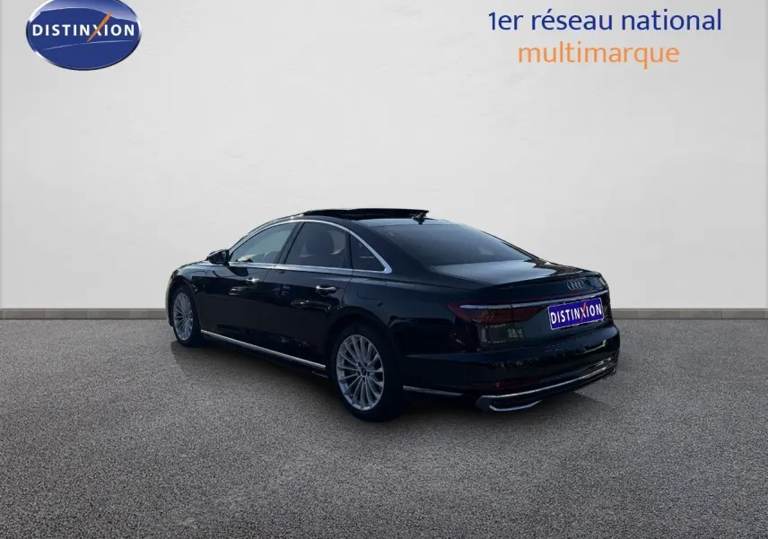 Audi A8 noire Sebring cristal vue 3/4 arrière droit, soulignant ses lignes élégantes et ses jantes raffinées.