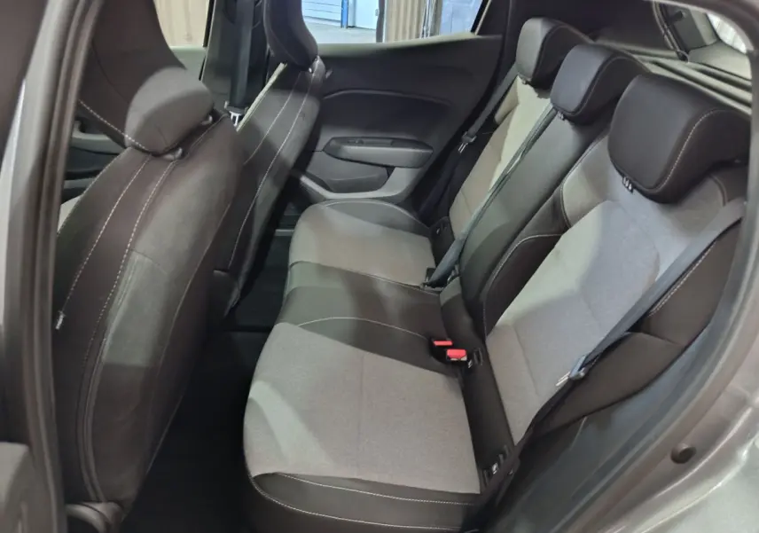 Vue intérieure côté droit sur la banquette arrière bicolore gris clair et noir de la Renault Clio Evolution Blue dCi 100 2025.