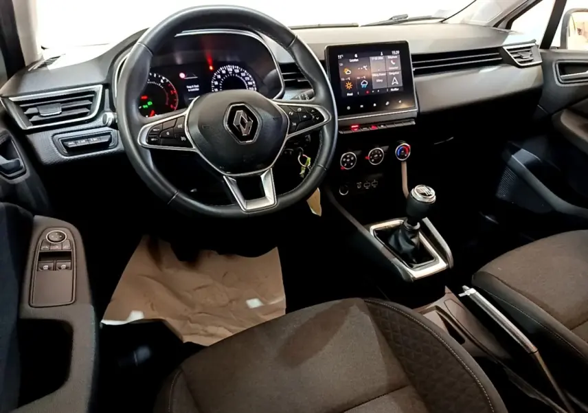 Vue intérieure avant de la Renault Clio Business Blue dCi 115 2020, tableau de bord noir avec écran tactile et volant cuir multifonctions.