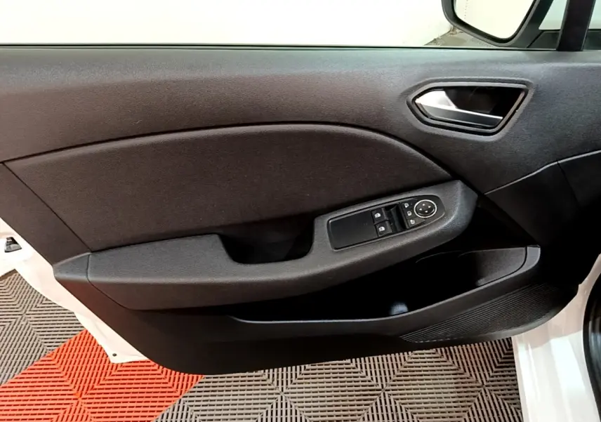 Vue intérieure sur la porte avant gauche noire de la Renault Clio Business Blue dCi 115 blanche, avec commandes électriques.