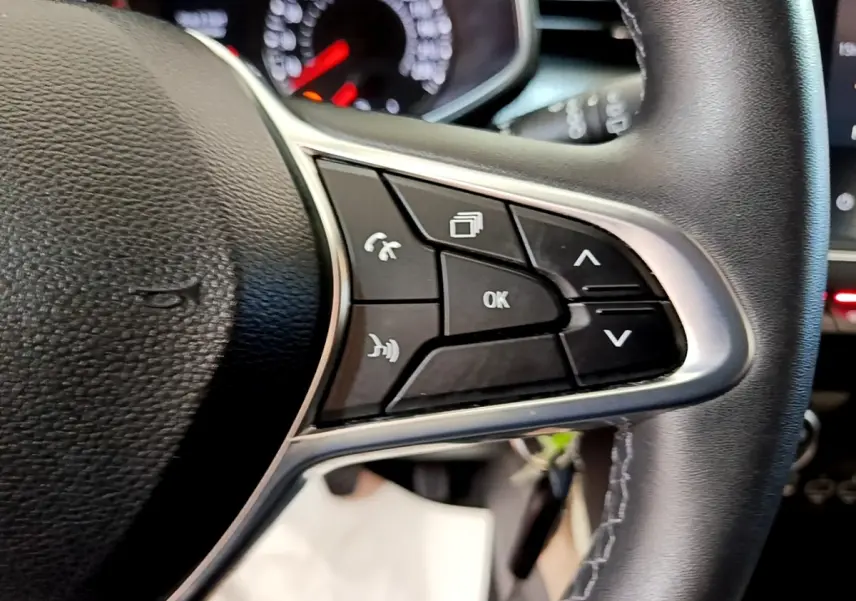 Gros plan sur les commandes multifonctions à droite du volant cuir noir de la Renault Clio Business Blue dCi 115 2020.