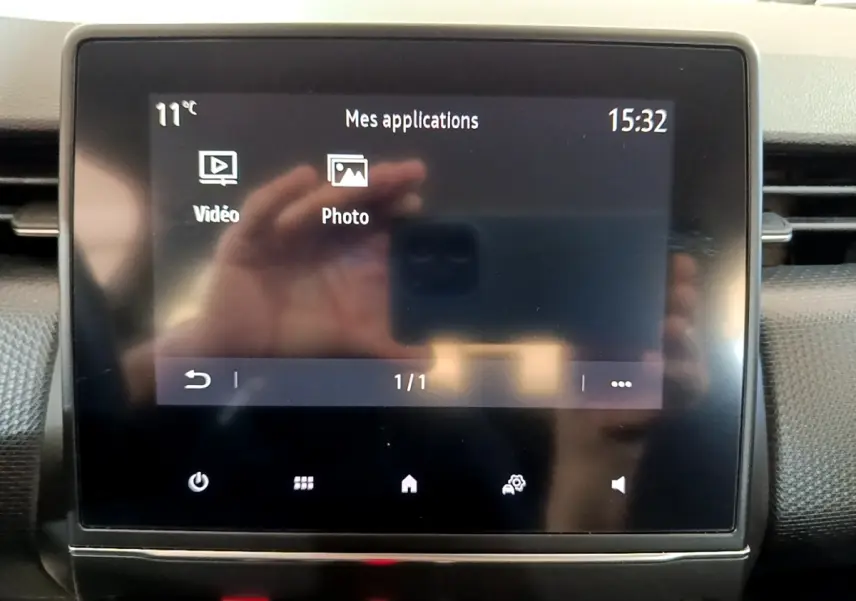 Écran tactile central affichant les applications vidéo et photo dans l’habitacle de la Renault Clio Business Blue dCi 115.