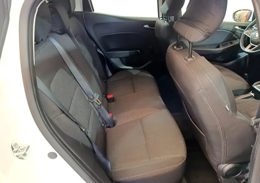 Vue intérieure côté gauche montrant la banquette arrière noire et les sièges avant d'une Renault Clio blanche de 2020.