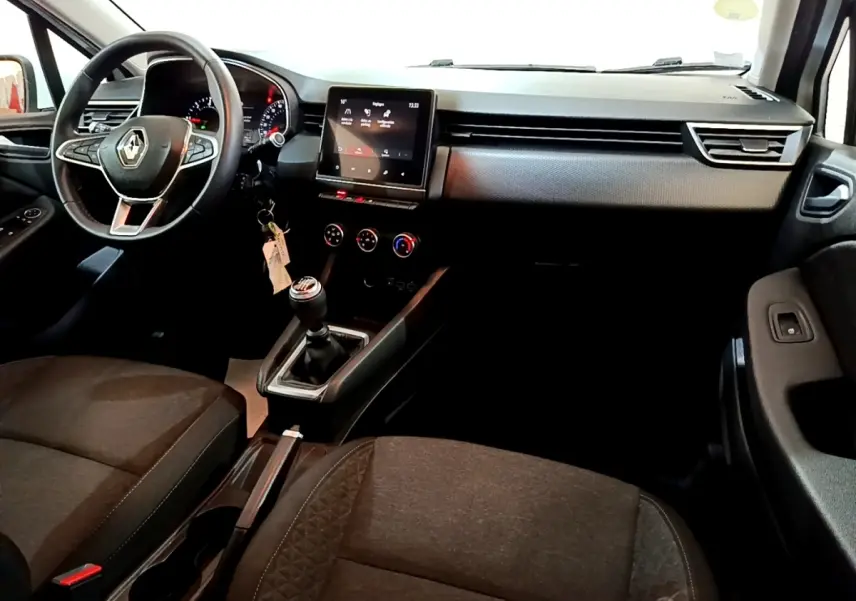 Vue intérieure avant de la Renault Clio Business Blue dCi 115 2020, tableau de bord noir avec écran tactile central et volant multifonctions.