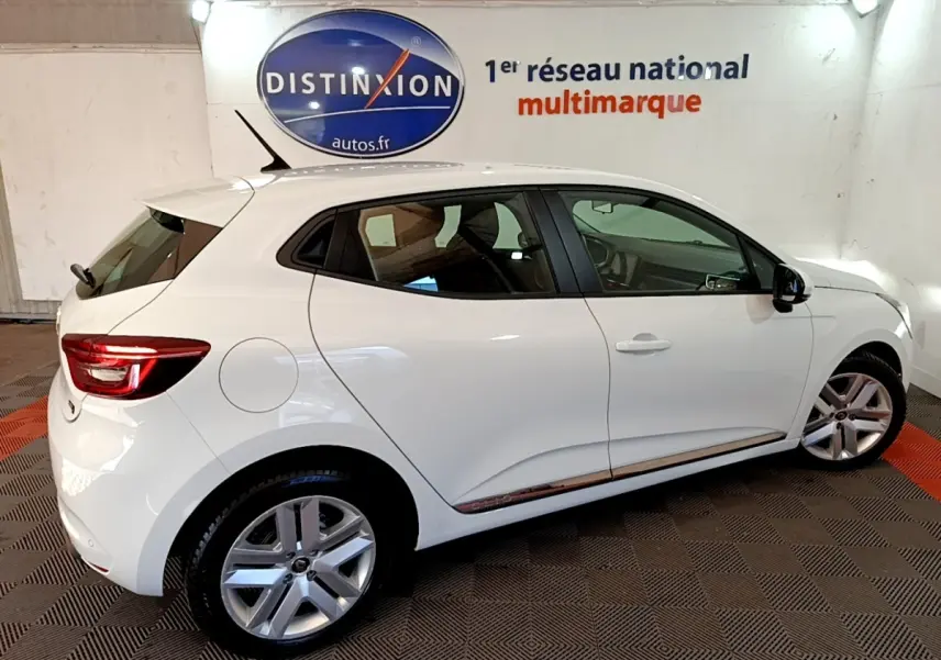 Vue latérale droite d'une Renault Clio Business Blue dCi 115 blanche, avec jantes alliage et feux arrière LED visibles.