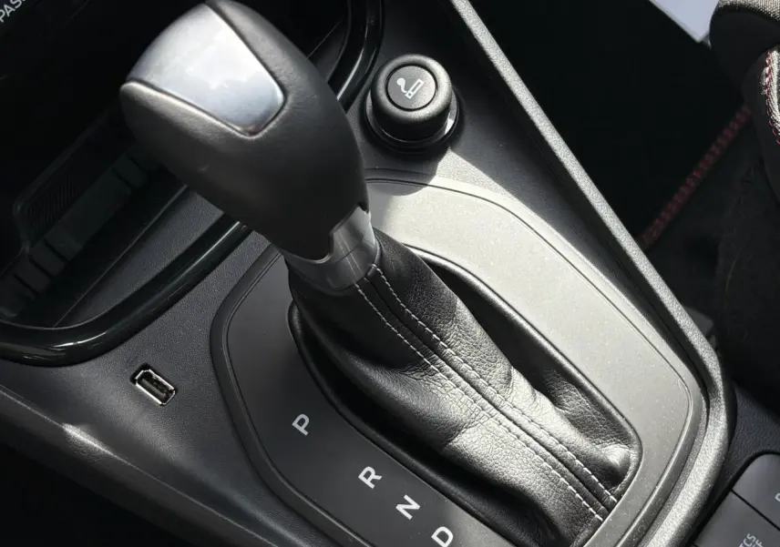 Gros plan sur le levier de vitesses automatique noir en cuir de la console centrale du Ford Puma Ecoboost 2023.
