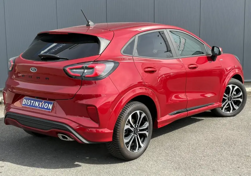 Vue 3/4 arrière droite du Ford Puma Ecoboost 155 ST Line rouge Fantastic avec jantes alliage et hayon électrique.