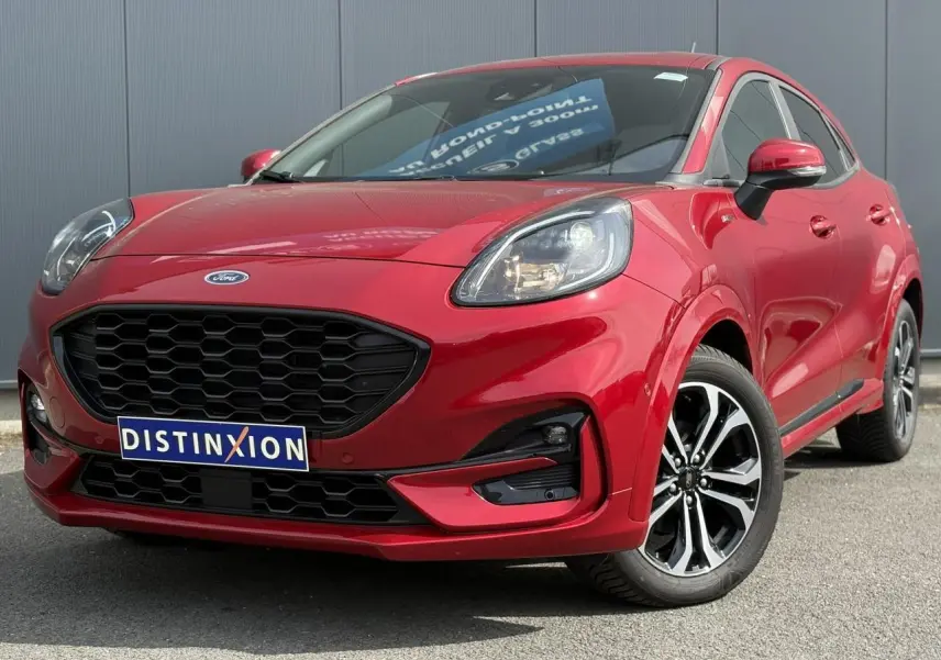 Vue 3/4 avant droit du Ford Puma Ecoboost 155 ST Line rouge Fantastic avec jantes alliage 17 pouces diamantées.
