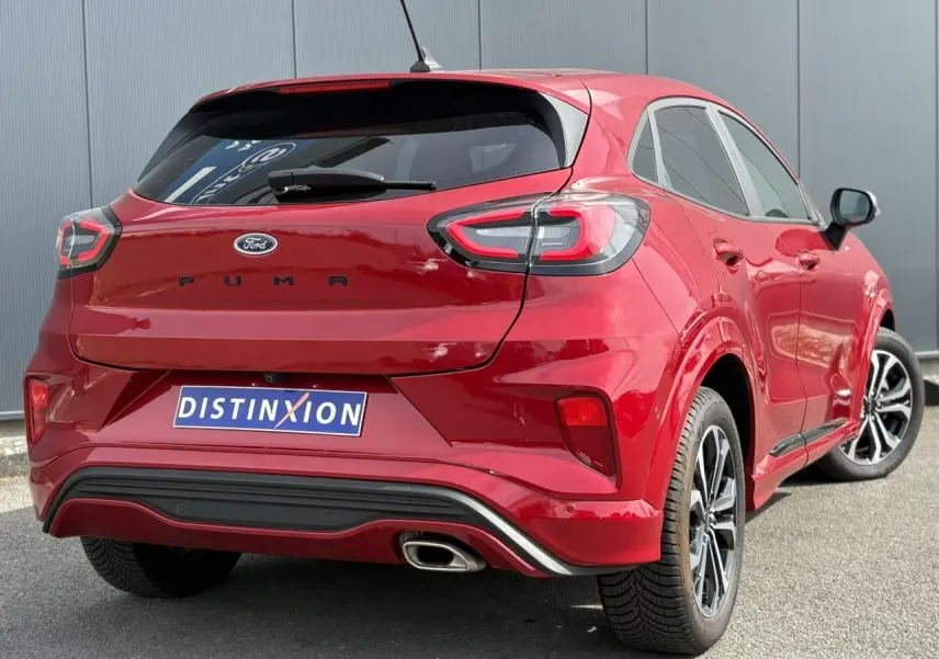 Vue 3/4 arrière droite du Ford Puma rouge Fantastic avec hayon électrique et jantes alliage 17 pouces diamantées.