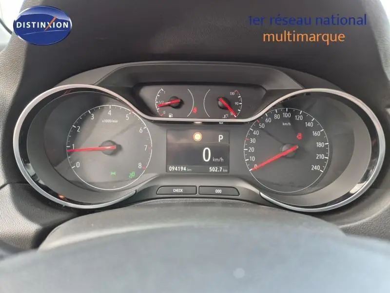 Vue rapprochée du tableau de bord de l'Opel Grandland X 1.5 D 130ch Elite, affichant compteurs et écran digital.