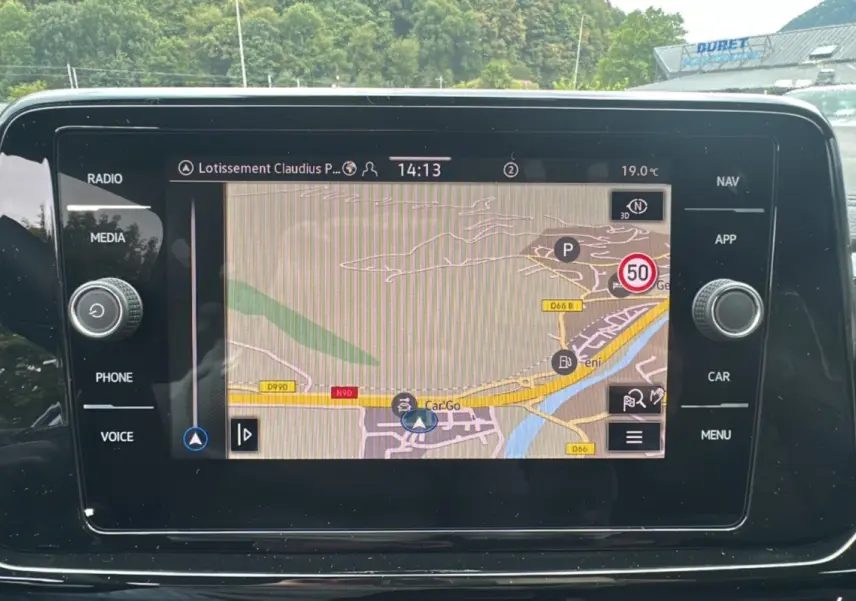 Écran tactile central du Volkswagen T-Roc 2025 affichant la navigation GPS avec carte routière détaillée.