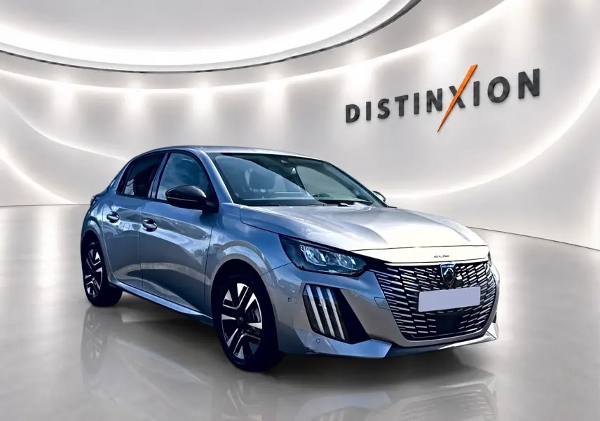 Peugeot 208 1.2 100 Allure gris Artense vue 3/4 avant droit dans un showroom lumineux.
