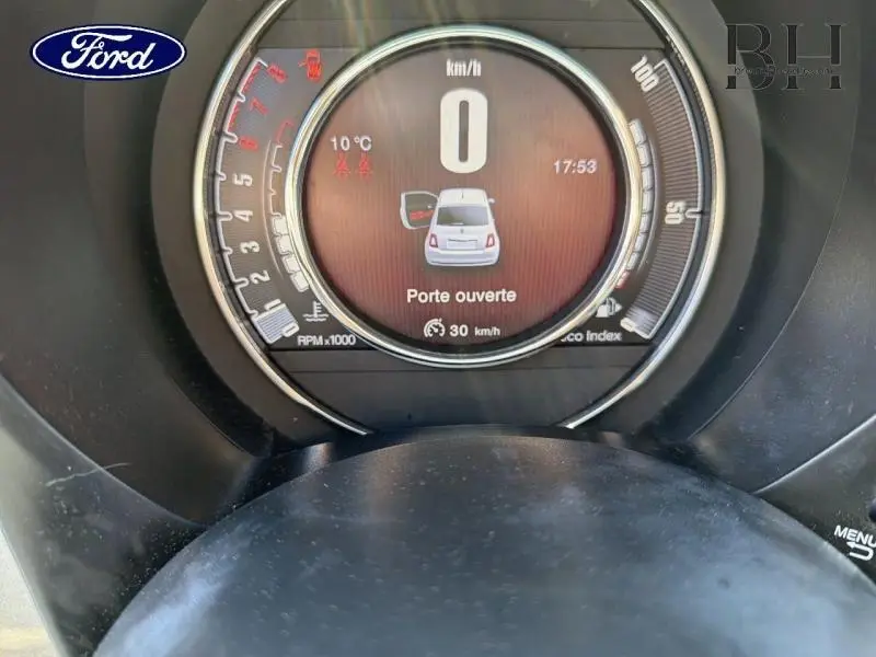 Vue rapprochée du tableau de bord de la Fiat 500 2022, affichant une porte ouverte et un compteur à zéro km/h.