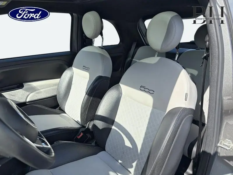 Vue intérieure côté gauche des sièges avant gris clair et noirs avec logo 500 sur une Fiat 500 Dolcevita 2022.