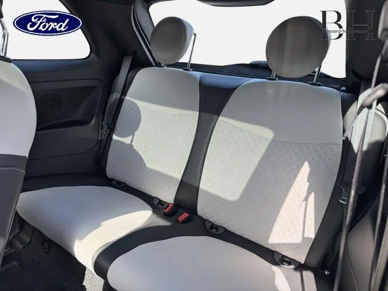 Vue intérieure de la banquette arrière bicolore blanche et noire du Fiat 500 Electroclash Grey Métal, avec appui-têtes.