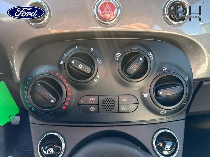 Gros plan sur la console de climatisation de la FIAT 500 2022 en Electroclash Grey Métal, boutons rotatifs noirs.