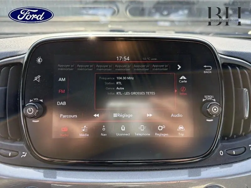 Écran tactile central de la Fiat 500 Electroclash Grey Métal affichant la radio FM RTL, vue frontale rapprochée.