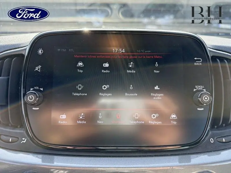 Écran tactile central de la Fiat 500 Electroclash Grey Métal, affichant le menu multimédia avec commandes autour.