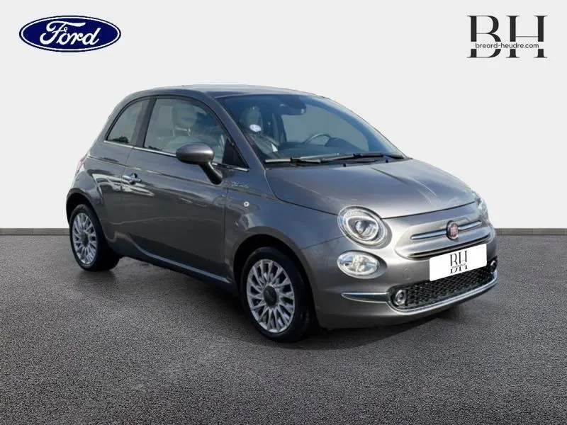 Vue 3/4 avant d'une Fiat 500 1.0 70ch Dolcevita gris Electroclash Métal avec jantes alu et phares ronds LED.