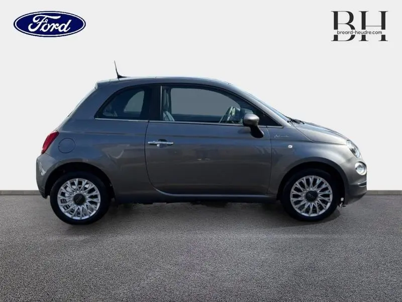 Profil droit d'une Fiat 500 1.0 70ch Dolcevita 2022 en Electroclash Grey Métal avec jantes alu et toit panoramique.