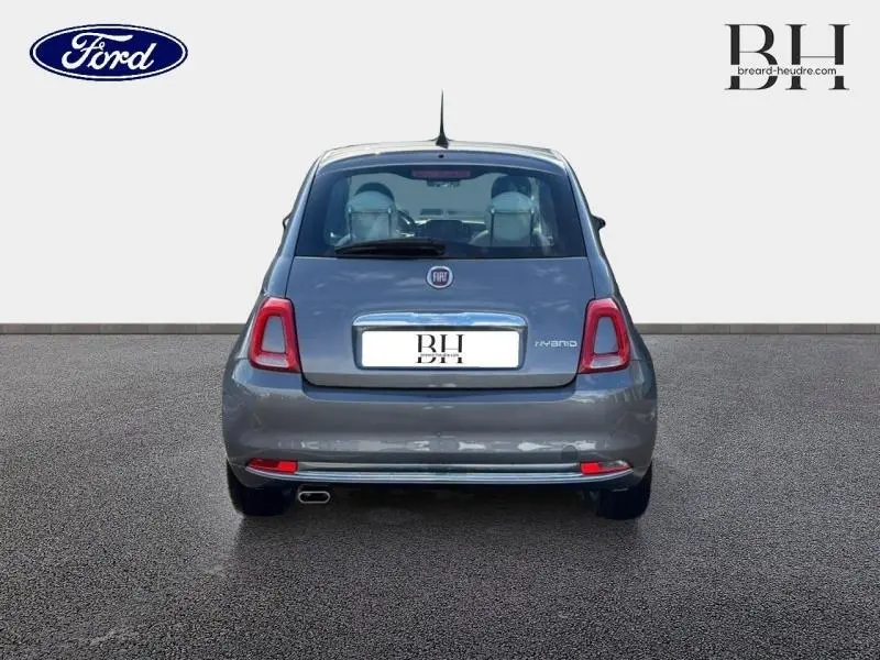 Vue arrière d'une FIAT 500 Electroclash Grey Métal, compacte et élégante, avec feux arrière rouges et échappement visible côté gauche.