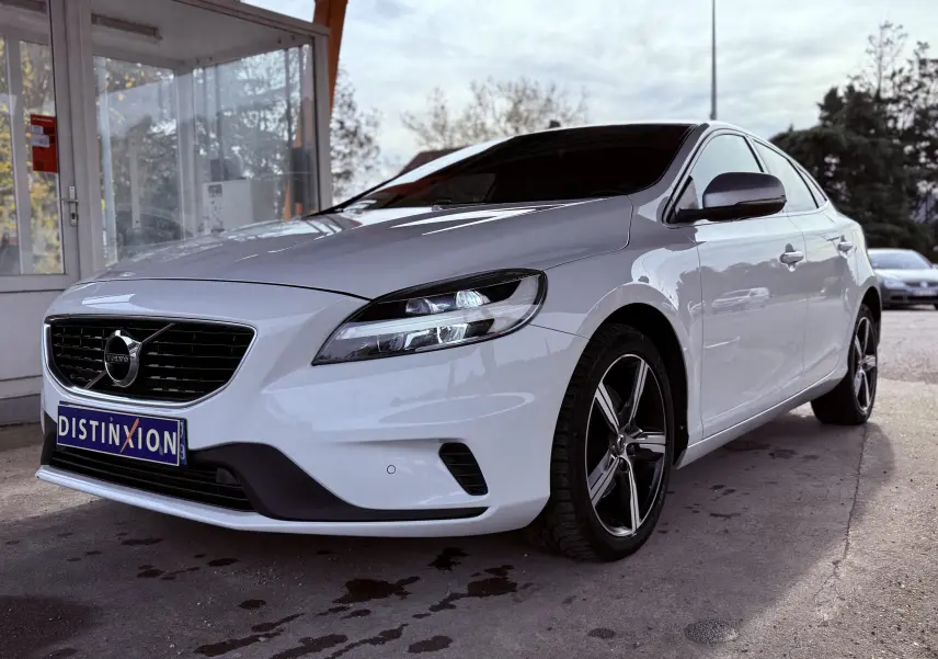 Volvo V40 R-Design blanc vue 3/4 avant droit, avec jantes alliage noires et calandre noire distinctive.