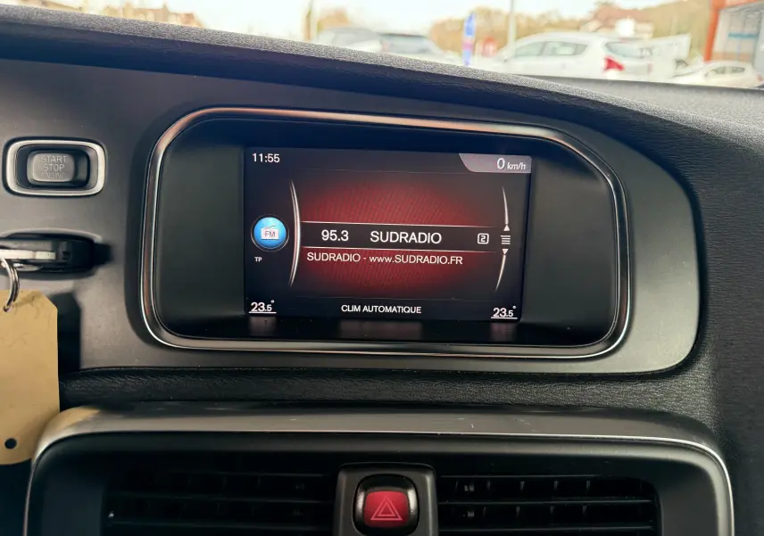 Écran central de la Volvo V40 R-Design 2017 affichant la radio Sud Radio et la climatisation automatique à 23,5°C