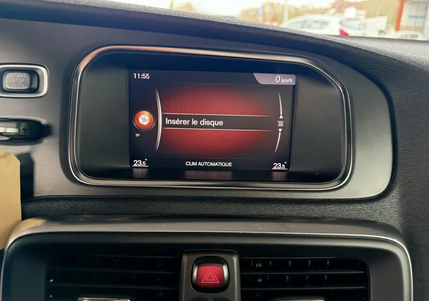 Écran central du tableau de bord d'une Volvo V40 R-Design 2017, affichant un message "Insérer le disque".