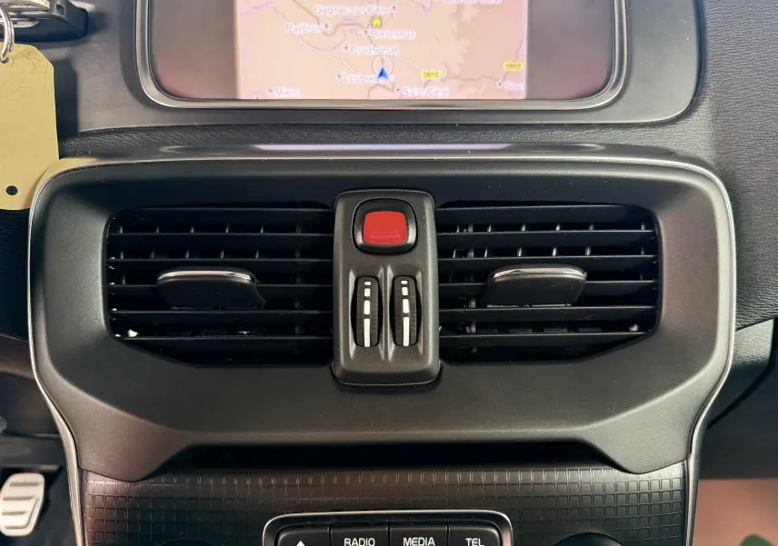 Gros plan sur la console centrale de la Volvo V40 R-Design 2017, montrant les aérateurs et l'écran de navigation.