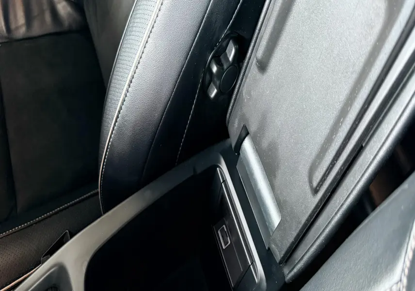 Vue rapprochée de la console centrale ouverte et des sièges en cuir noir de la Volvo V40 R-Design 2017.