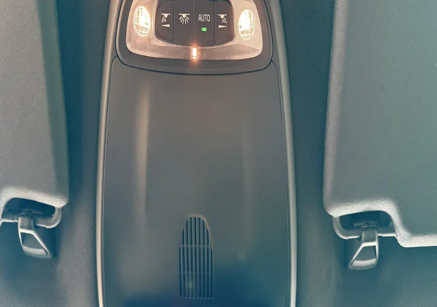Vue intérieure du plafonnier avec éclairage automatique et miroir rétro réfléchissant dans une Volvo V40 blanche R-Design 2017.