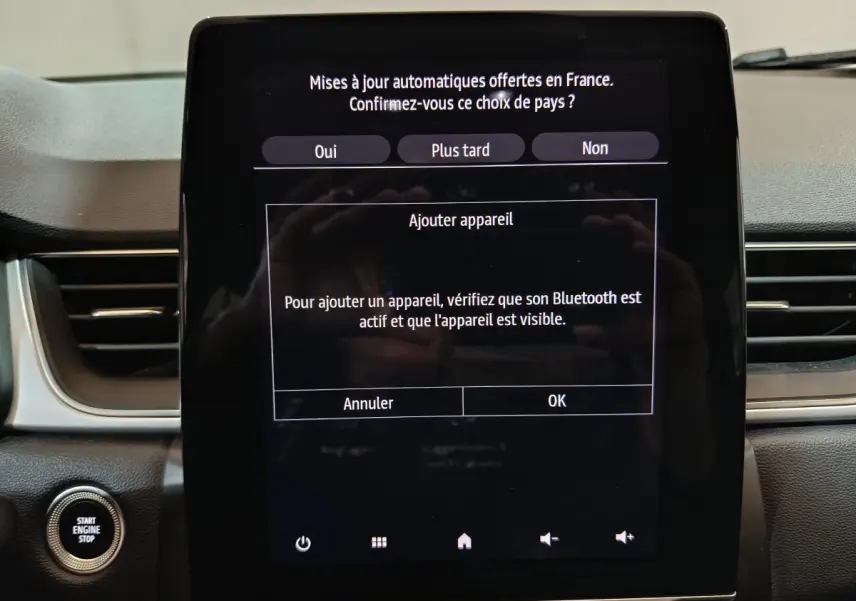 Écran tactile central du tableau de bord du Renault Captur 2024 affichant le menu d'ajout d'appareil Bluetooth.