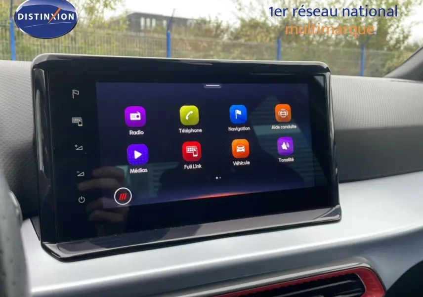 Écran tactile central de la SEAT Arona 2025 affichant les menus radio, téléphone, navigation et aide à la conduite.