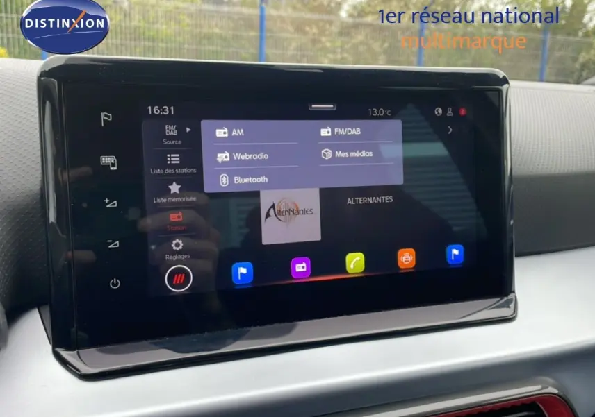 Écran tactile central de la SEAT Arona 2025 affichant les options radio et connectivité, dans un intérieur clair.