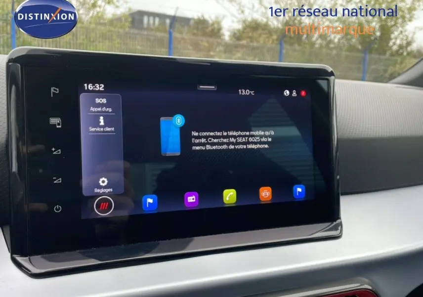 Écran tactile central du tableau de bord du SEAT Arona 2025, affichant les options de connectivité Bluetooth.