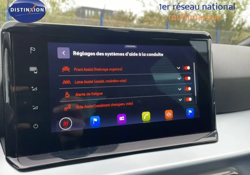Écran tactile central du SEAT Arona 2025 affichant les réglages des aides à la conduite dans l’habitacle.