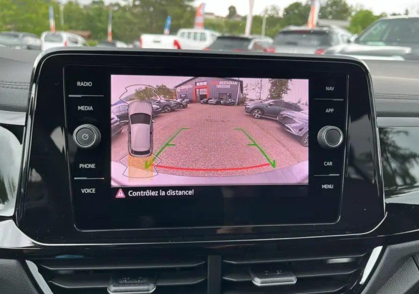 Écran central affichant la caméra de recul du Volkswagen T-Roc TDI 150 DSG7 R-Line Black en intérieur.